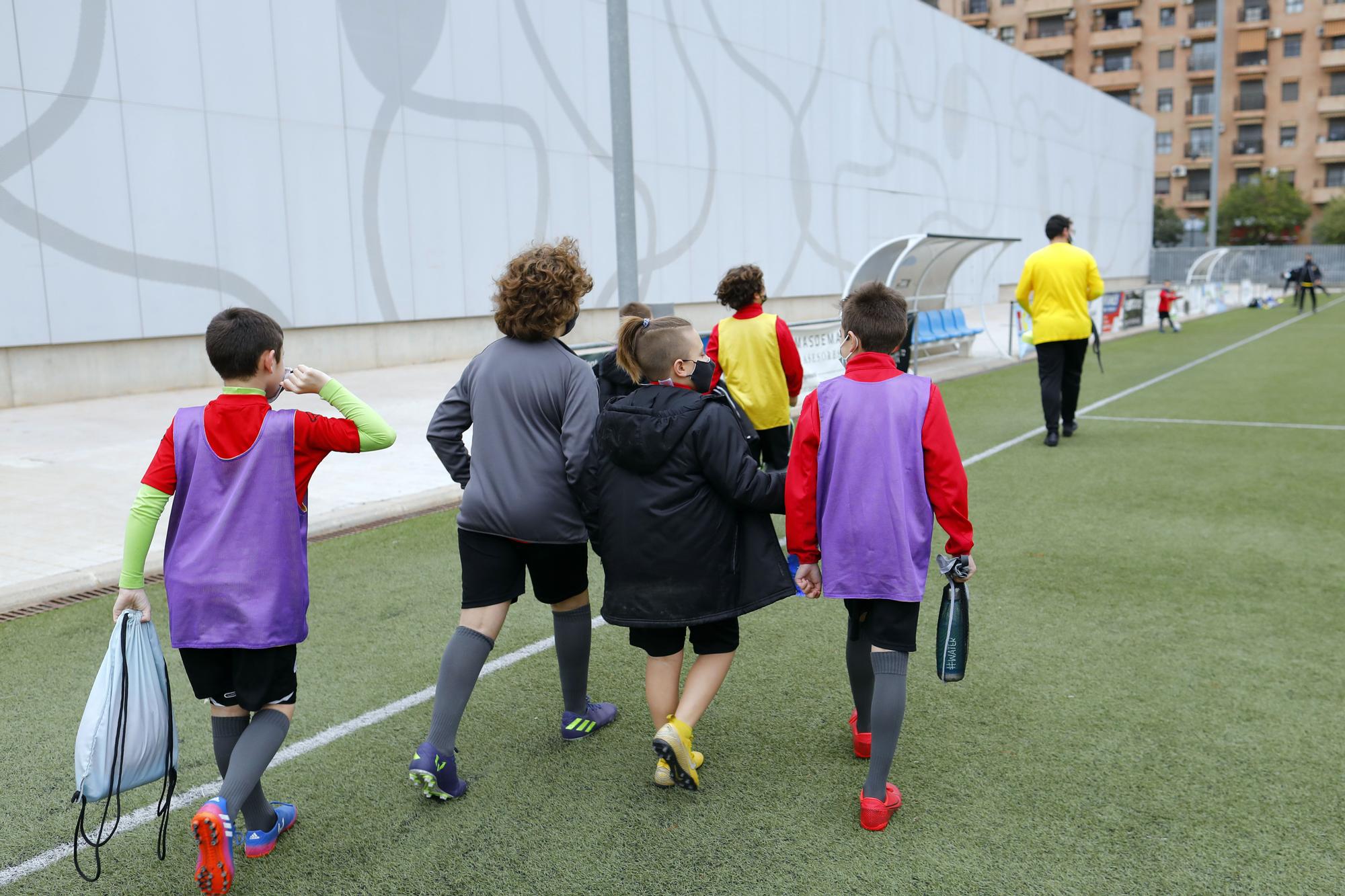 Los niños vuelven a entrenar después de las restricciones