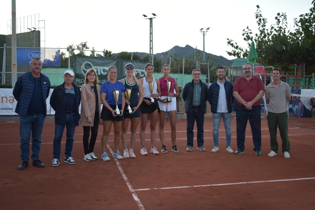 Entrega de trofeos tras la final de dobles.