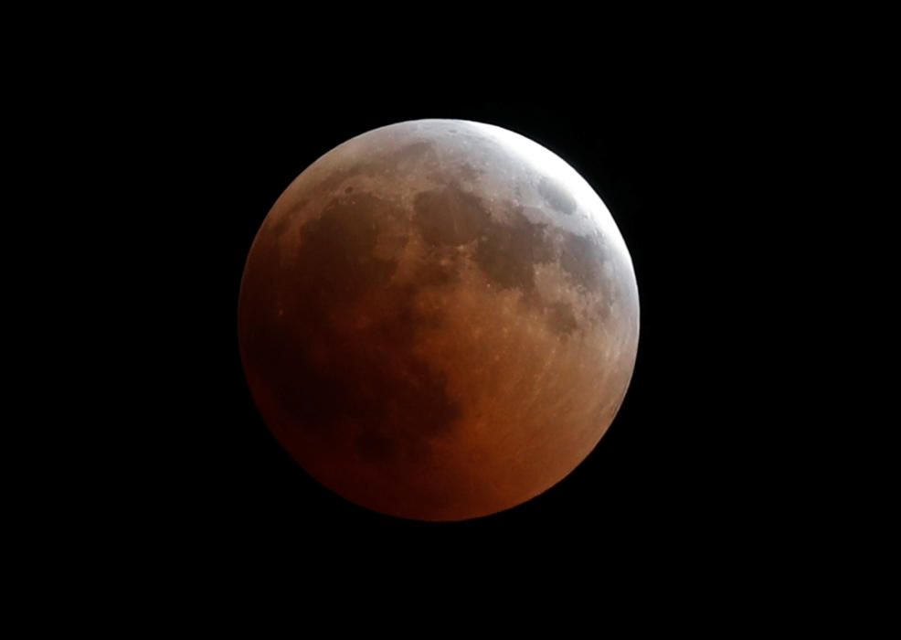 Les millors imatges de l'eclipsi lunar i la "superlluna de sang" a tot el món