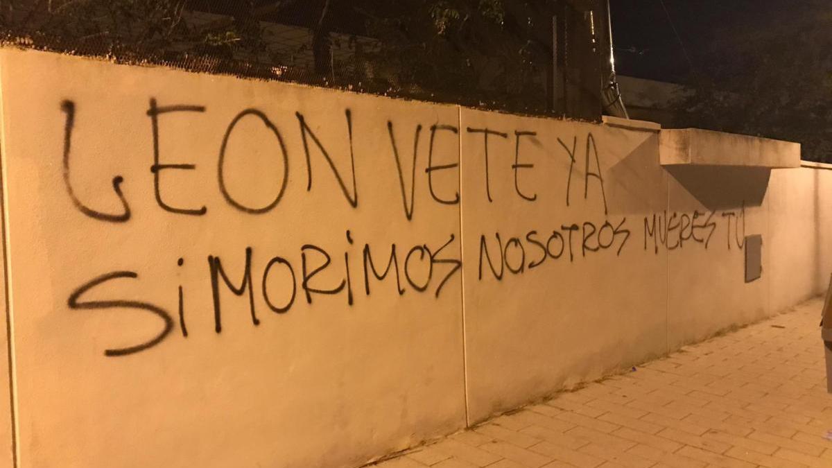 El Arcángel amanece con pintadas amenazantes contra Jesús León