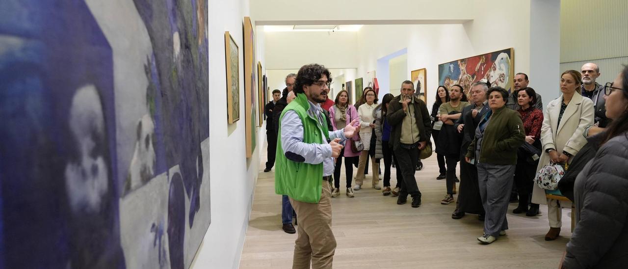 Un momento de la visita guiada de ayer a la exposición &quot;Conceyu Bable y l’arte asturianu contemporáneu&quot;, en el Museo de Bellas Artes.