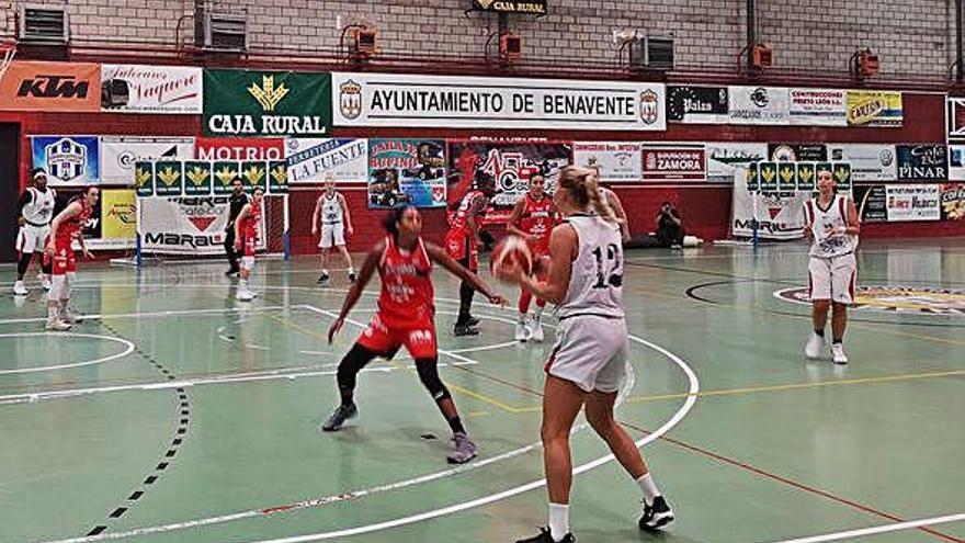 Jespersen, del Quesos El Pastor, encara a su defensora en el encuentro contra el Ensino Durán.