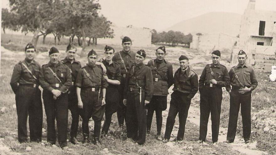 Luís Sitjar (el más áltoy sexto empezando por la izquierda) con el uniforme de la Falange Española durante la Guerra Civil.