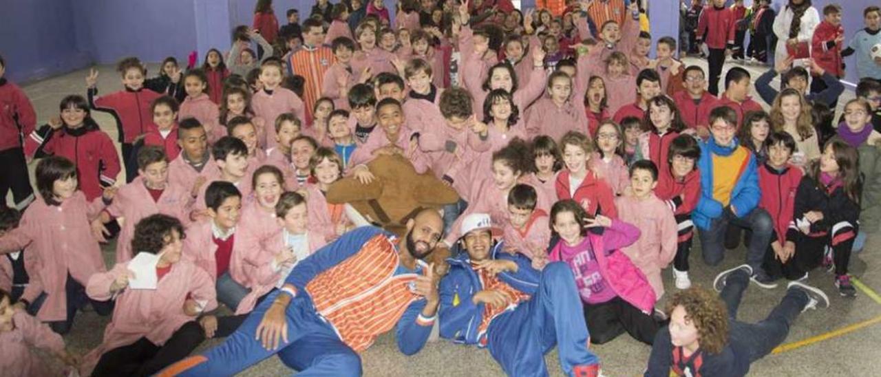 Varios jugadores y la mascota del COB, durante una visita ayer a los niños del Concepción Arenal.