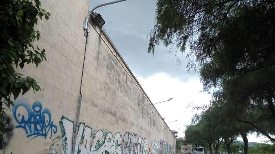 Cort ilumina el carril bici junto a la antigua cárcel