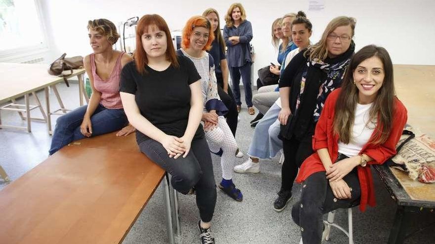 Las asturianas Cristina Busto y María Castellanos (a la izquierda), ayer en la Factoría Cultural, junto al resto de artistas que participan estos días en una residencia en Avilés.