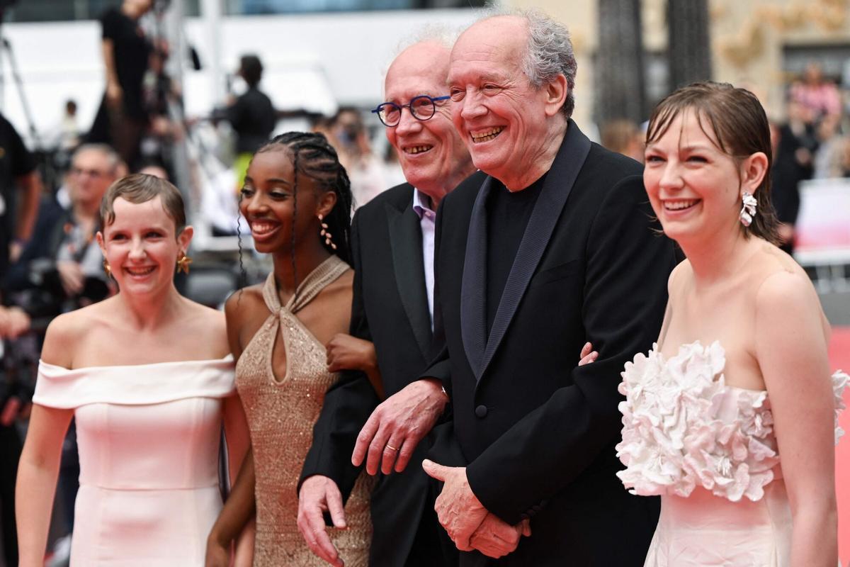 Los hermanos Dardenne con parte del elenco de su película: Janaina Halloy, Lucie Laruelle y Elsa Houben, en Cannes.