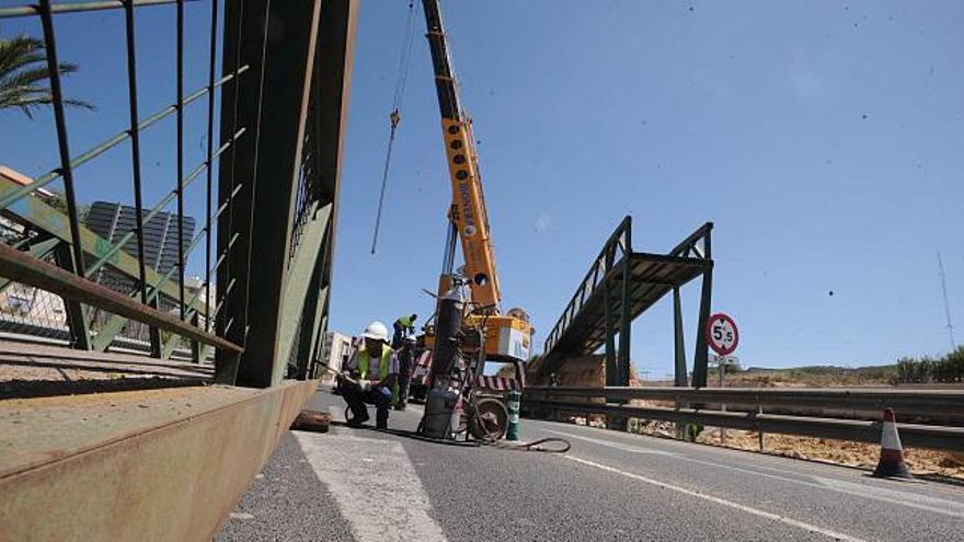 Una imagen del tramo de Guardamar del Segura, el más retrasado del proyecto, donde acaba de desmontarse la pasarela que conectaba el casco urbano con el Cementerio.