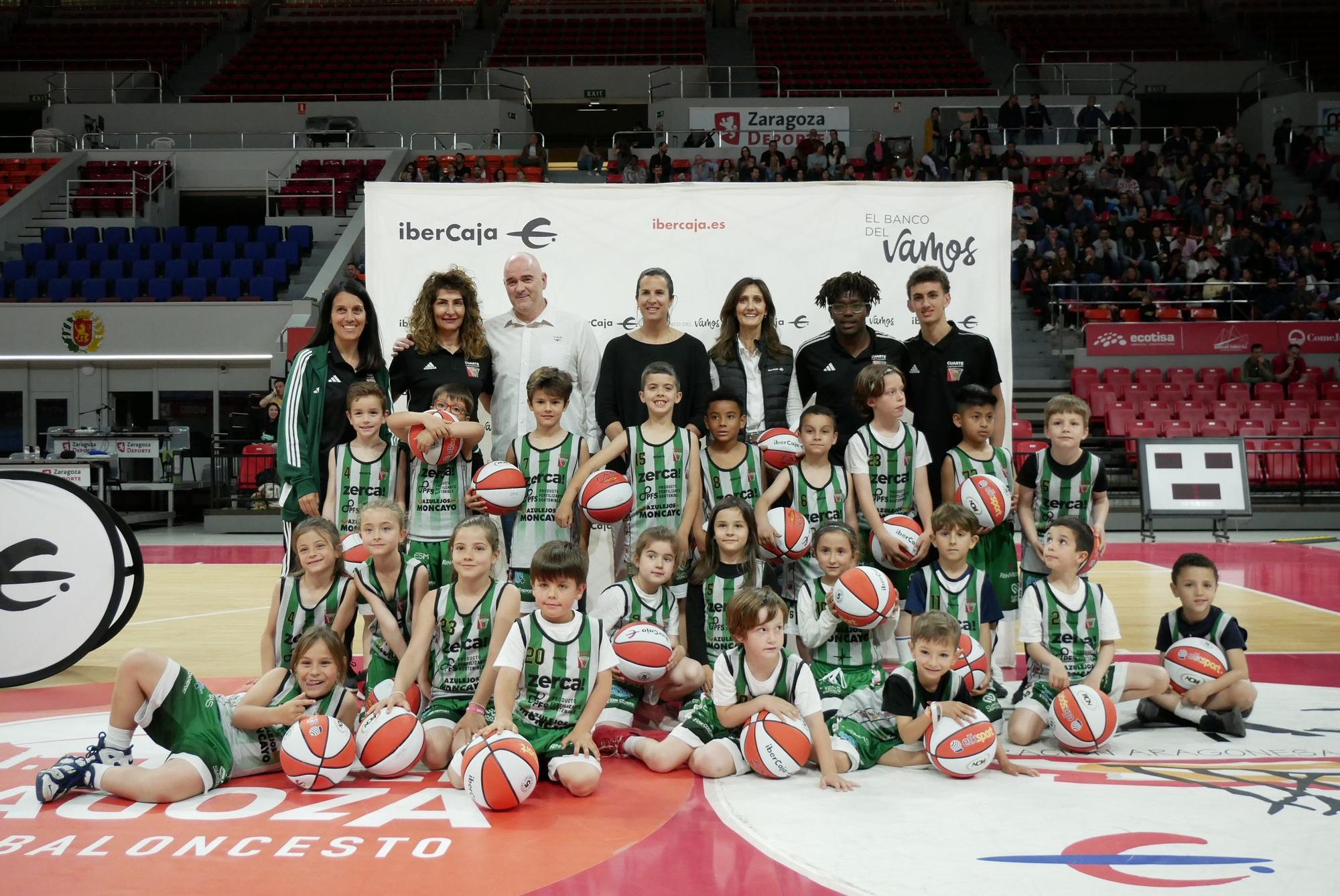 EN IMÁGENES | Reparto de balones de "Liga de Escuelas Ibercaja" en el Príncipe Felipe