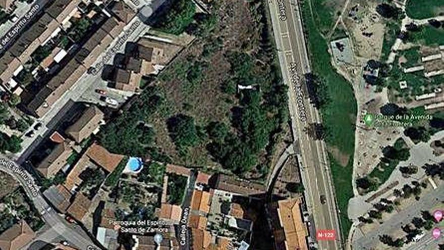 El terreno está situado en el barrio del Espíritu Santo, frente al parque de Valorio.