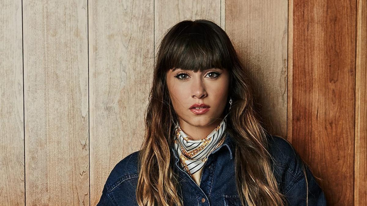 Aitana Ocaña con look denim y riñonera de Stradivarius