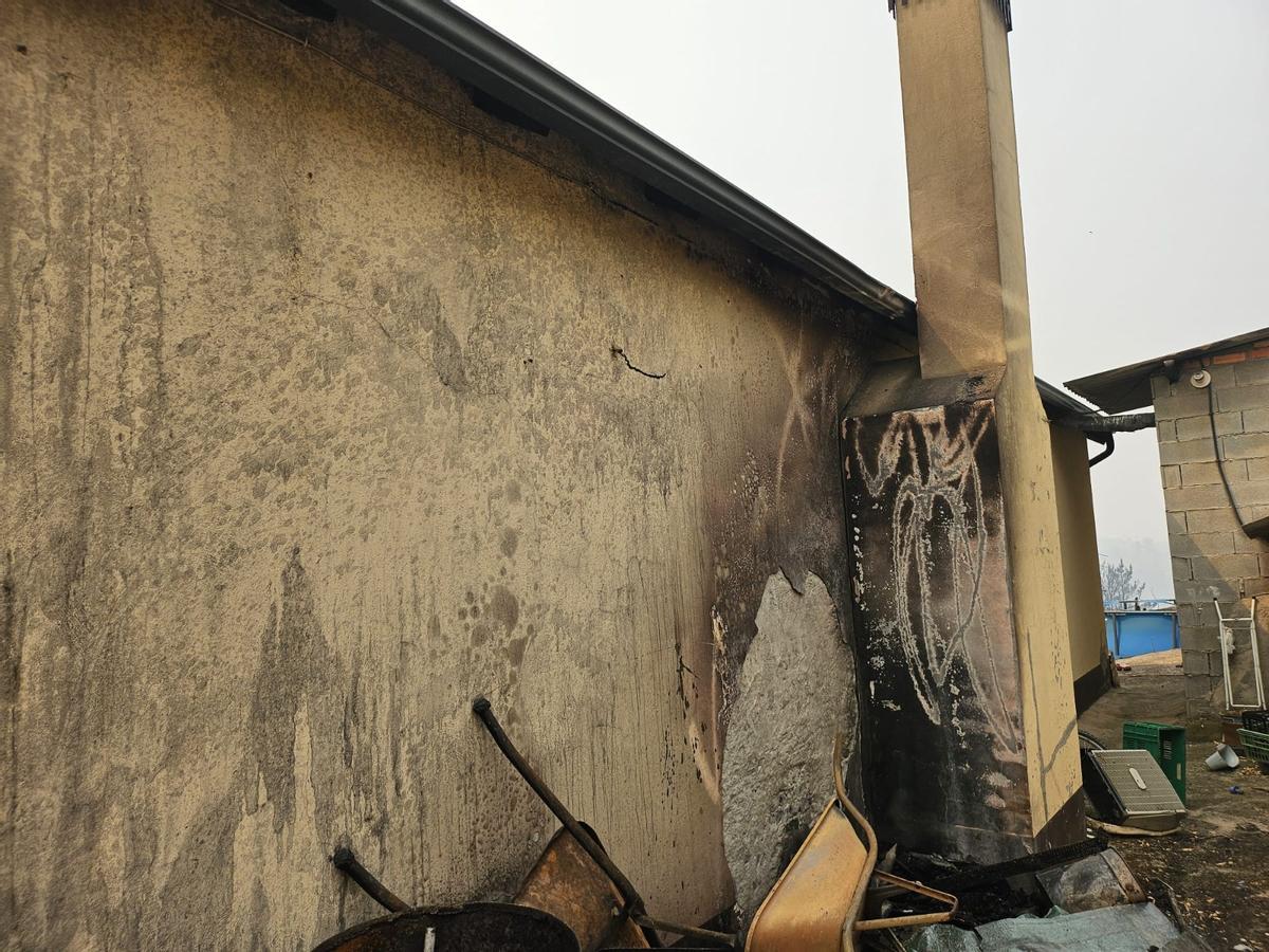 Así ha quedado la aldea de Santa María, en Petín, tras el paso, este viernes, del gran incendio forestal de Valdeorras.