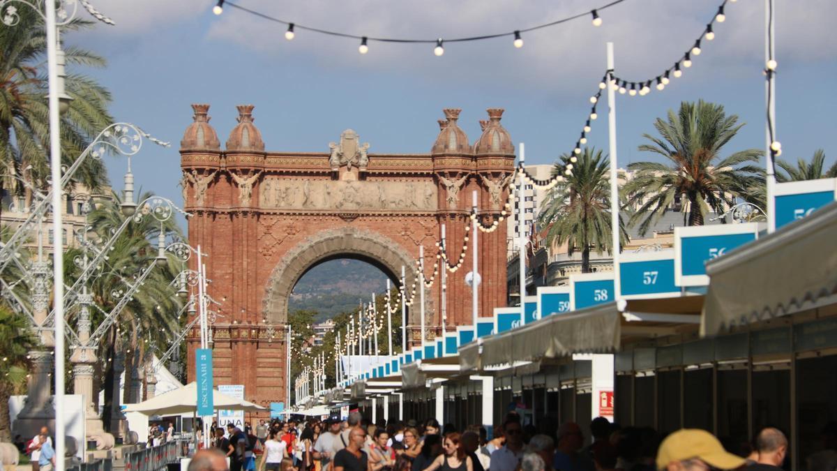 Casetas de la Setmana del Llibre en Català, en el paseo Lluís Companys de Barcelona