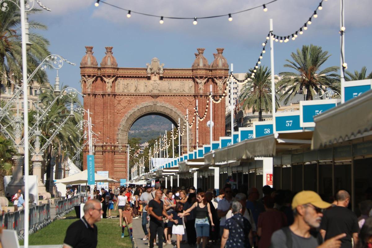 Casetas de la Setmana del Llibre en Català, en el paseo Lluís Companys de Barcelona
