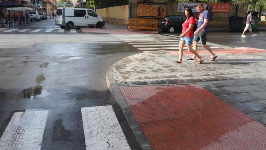 Imagen de la calle Extremadura con los restos del charco de sangre que dejó el altercado.