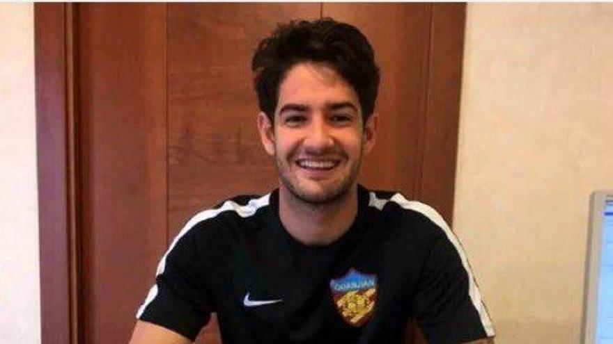 Pato ya posa con la camiseta del Tianjin Quanjian