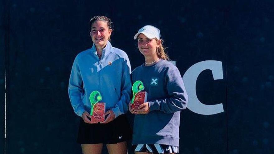 Lucía Yécora, a la derecha, tras ganar la final de dobles del Campeonato de Andalucía júnior de tenis.