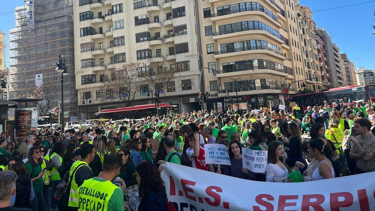 La huelga en Educación vacía colegios y toma el centro de València