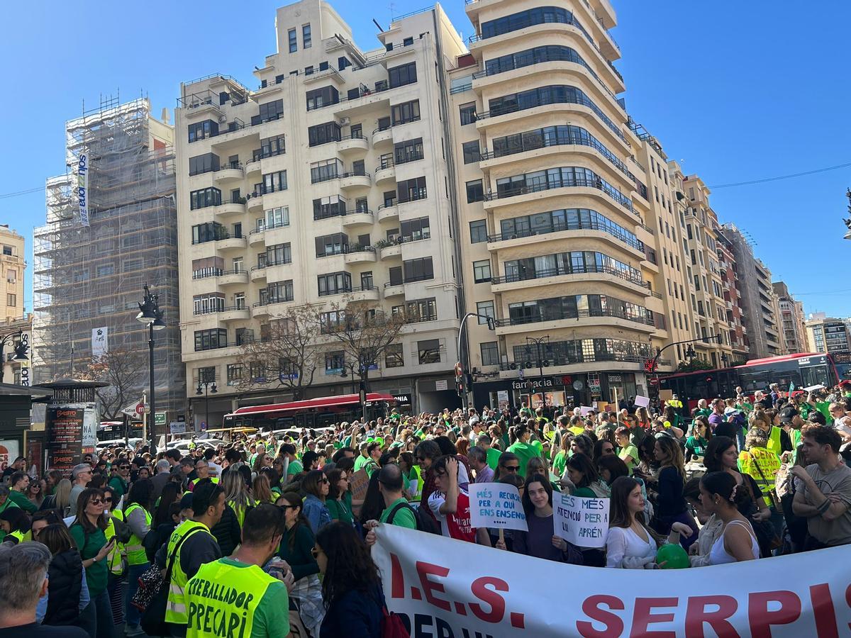 La vaga en Educació buida escoles i pren el centre de València