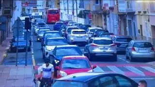 Hartos de coches en el centro urbano de Benitatxell