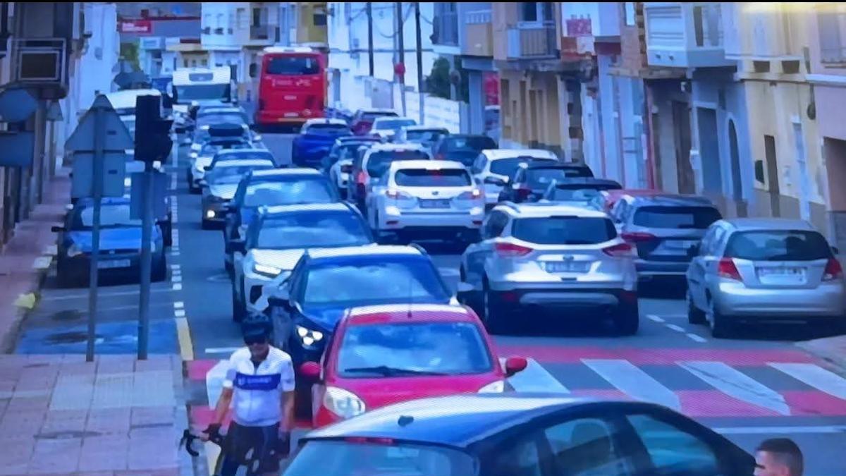 Colas de coches en la travesía urbana de Benitatxell