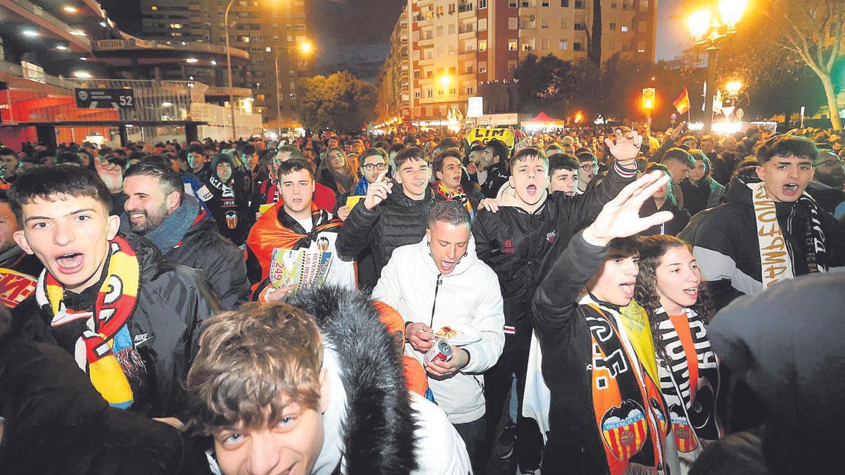 Aficionados del Valencia, animando en la puerta de Mestalla