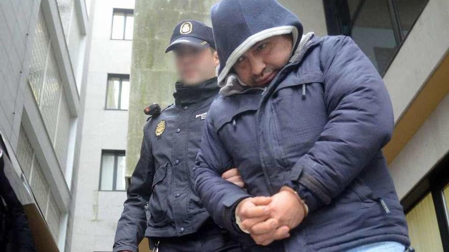 Uno de los detenidos en esta operación que sacó del mercado 400 kilos de cocaína tras pasar a disposición judicial en Vilagarcía. // Noé Parga