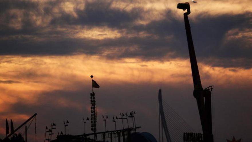 Vista general del &quot;skyline&quot; de la feria navideña de Valencia donde sobresale la atracción &quot;Gigante XXL fast fashion&quot; en la que una menor de 15 años ha sufrido fracturas en la cara al saltar desde varios metros de altura cuando, según su versión, una vez sueltos los anclajes de seguridad, la instalación recreativa volvió a ponerse en marcha.