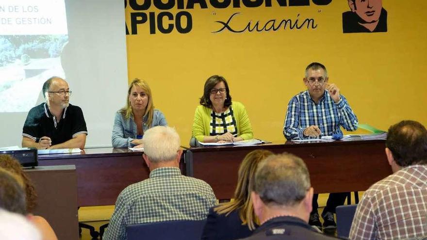 Por la izquierda, Jaime Gordo, director del parque de Las Ubiñas-La Mesa; Gema Álvarez, alcaldesa de Lena; María Jesús Álvarez, consejera de Desarrollo Rural, y Manuel Calvo, director general de Recursos Naturales.