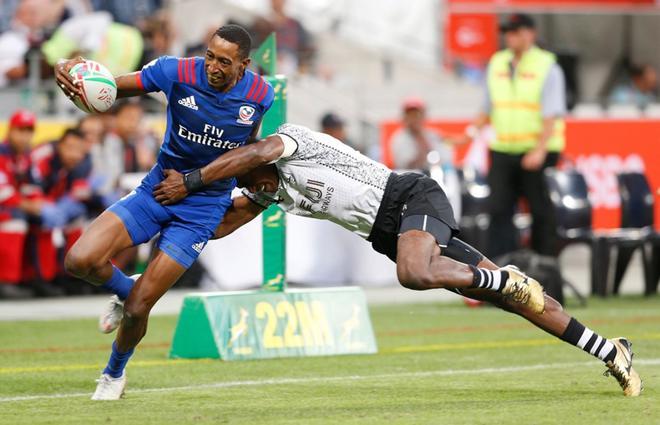 Perry Baker (L) de EE. UU. see aborda durante el partido final del torneo HSBC World Rugby Sevens entre Estados Unidos y Fiji, en el Estadio de Ciudad del Cabo.