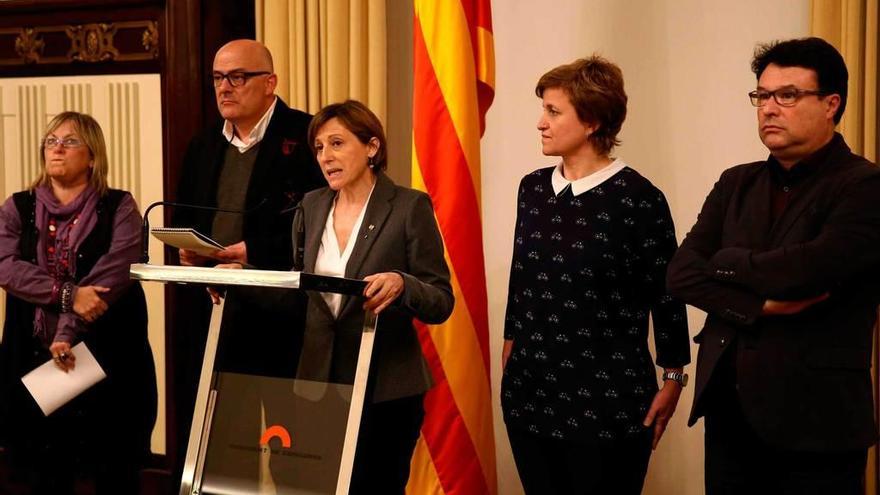 Forcadell (en el centro), junto al resto de los miembros soberanistas de la Mesa del Parlamento catalán.