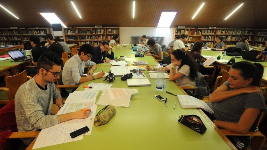 Alumnos estudiando para la selectividad 2017 en Galicia. // I. Abella