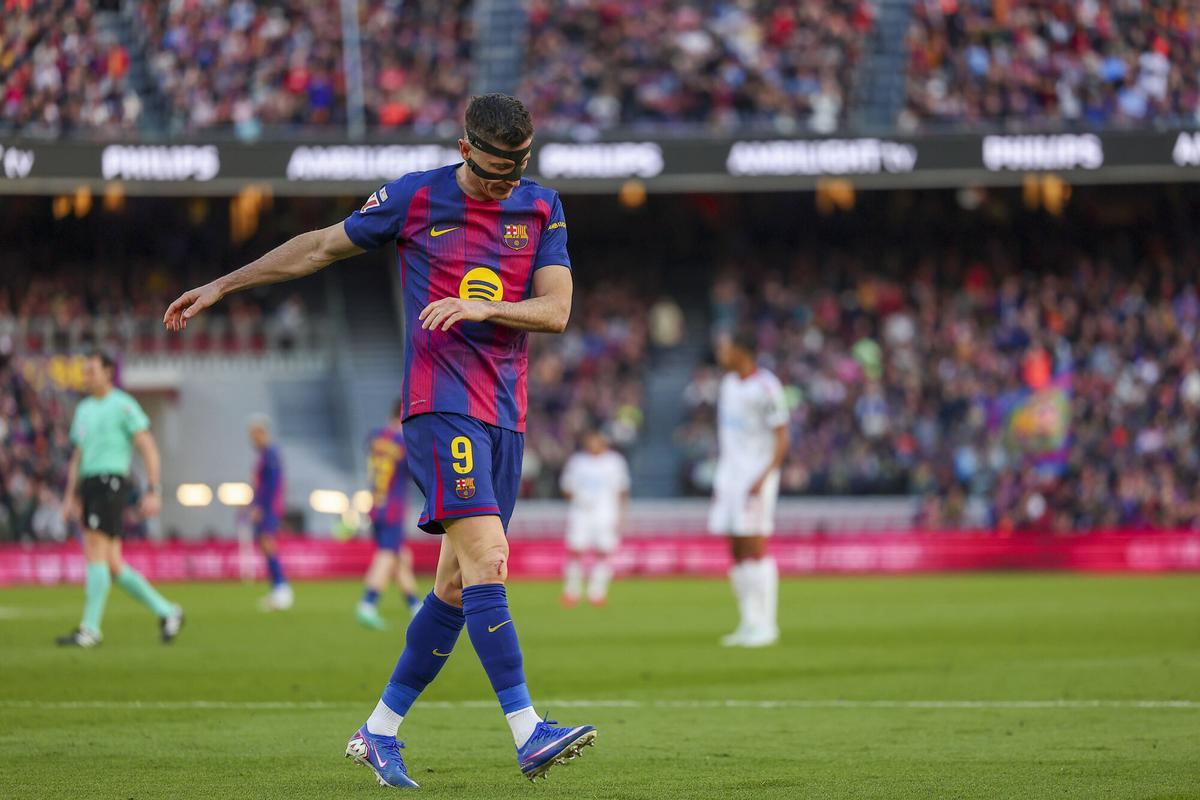Robert Lewandowski se lamenta durante el Barça-Sevilla.