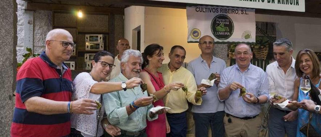 Preparación de los pimientos durante la jornada de ayer. // E.S.