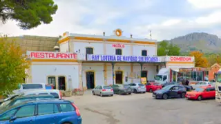 Parece la ruta 66, pero es una antigua estación de tren en un pueblo de Córdoba donde ahora puedes probar desde flamenquines hasta "unas tostadas espectaculares"