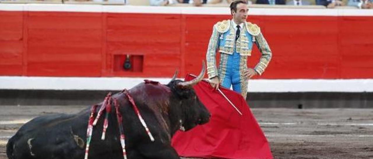 El valenciano Enrique Ponce con su primer toro, que se derrumbó en varias ocasiones.