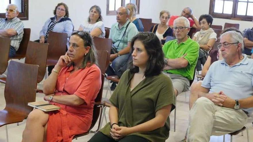 La reunión entre el alcalde de O Grove y los vecinos de Rosalía de Castro para hablar de las obras, ayer. // Muñiz