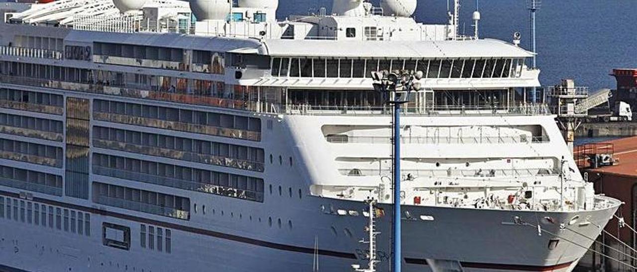 El crucero  “Europa II”, uno de los últimos en llegar a El Musel en 2019. | Ángel González