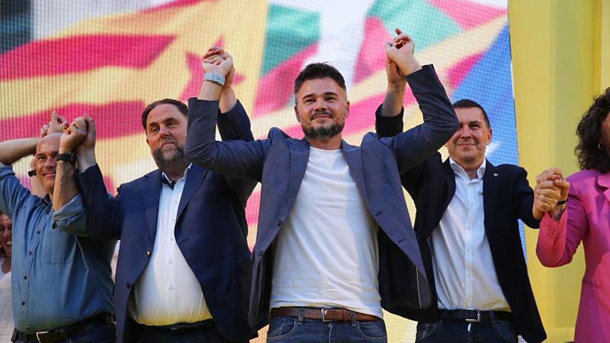 Gabriel Rufián, con Oriol Junqueras y Arnaldo Otegi en el mitin central de campaña de ERC