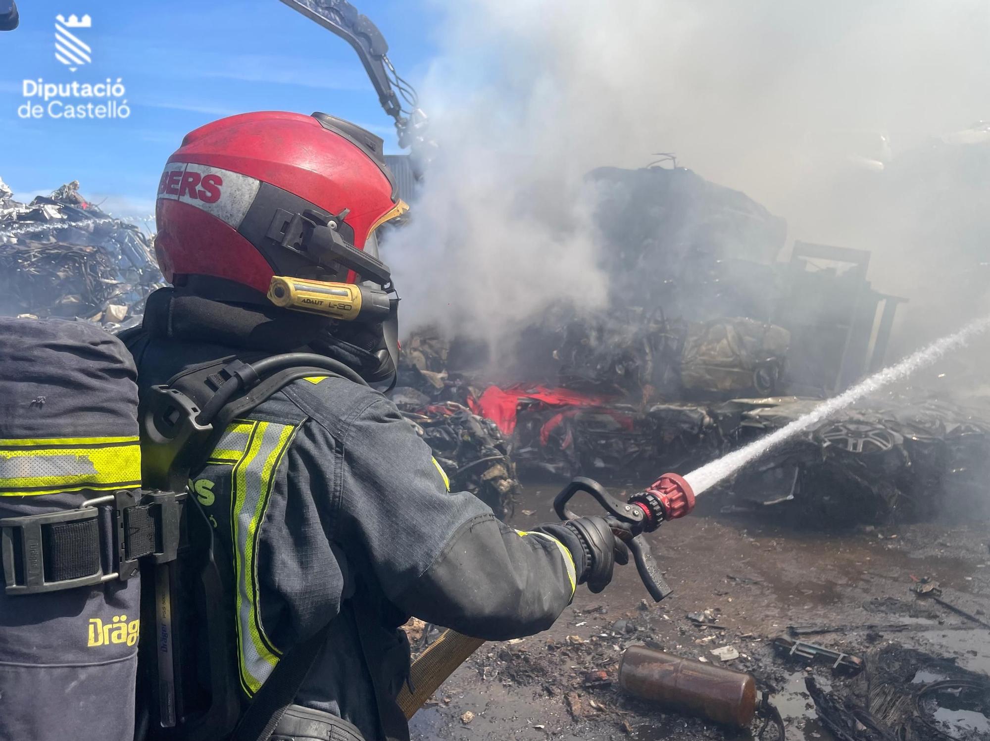 Galería: Espectacular incendio en un desguace de Burriana