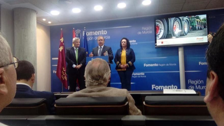 Valverde, con el presidente de Froet y la secretaria general de Fomento