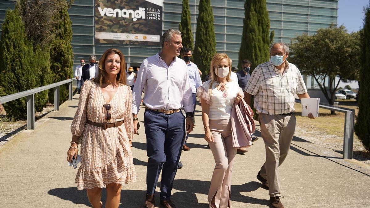 Javier Ortega Smith durante su visita a la Feria de Caza y Pesca &quot;Venandi&quot; en Zamora.