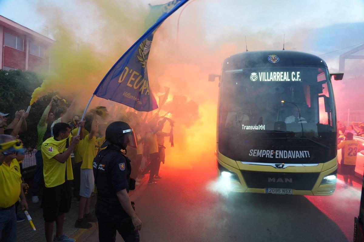 Espectacular recibimiento de la afición del Villarreal CF al autobús