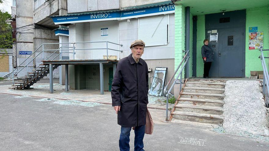 Zhenia, en una calle de Járkov, ciudad que se ha negado a abandonar pese a los ataques de las tropas rusas.