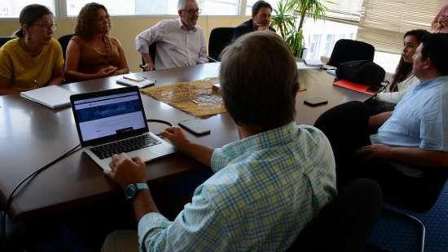 Representantes del Concello y la empresa, durante el acto. // G.N.