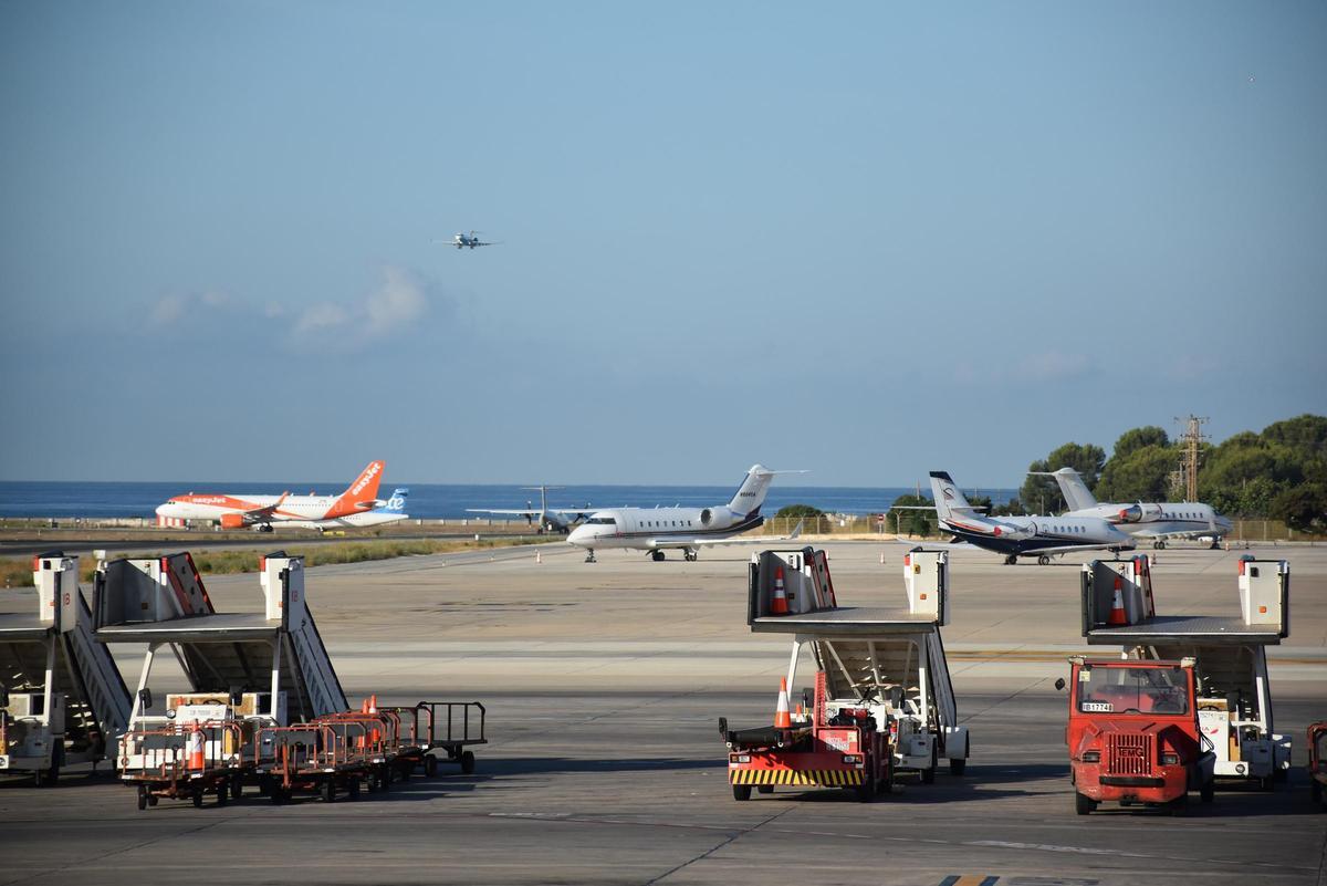 'Jets' en la plataforma de estacionamiento del aeropuerto de Ibiza.