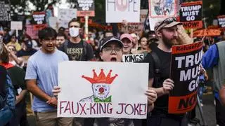 El polvorín de EEUU: manifestaciones multitudinarias contra Trump, un desfile militar y un asesinato de violencia política