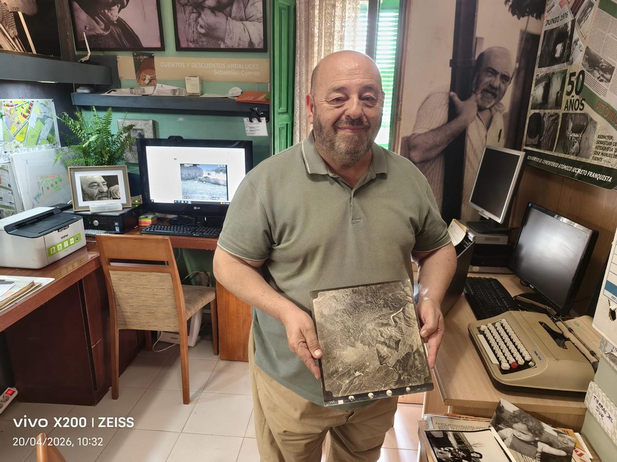 Francisco Cuevas muestra en el despacho de su padre una foto aérea de la localización de El Cabril tomada en los años 70;  detrás, una fotografía de Sebastián Cuevas..