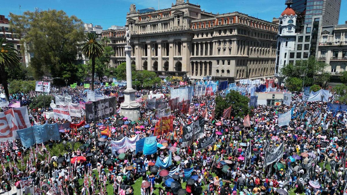 Miles de personas se manifiestan en Buenos Aires contra el plan de choque de Milei en Argentina.