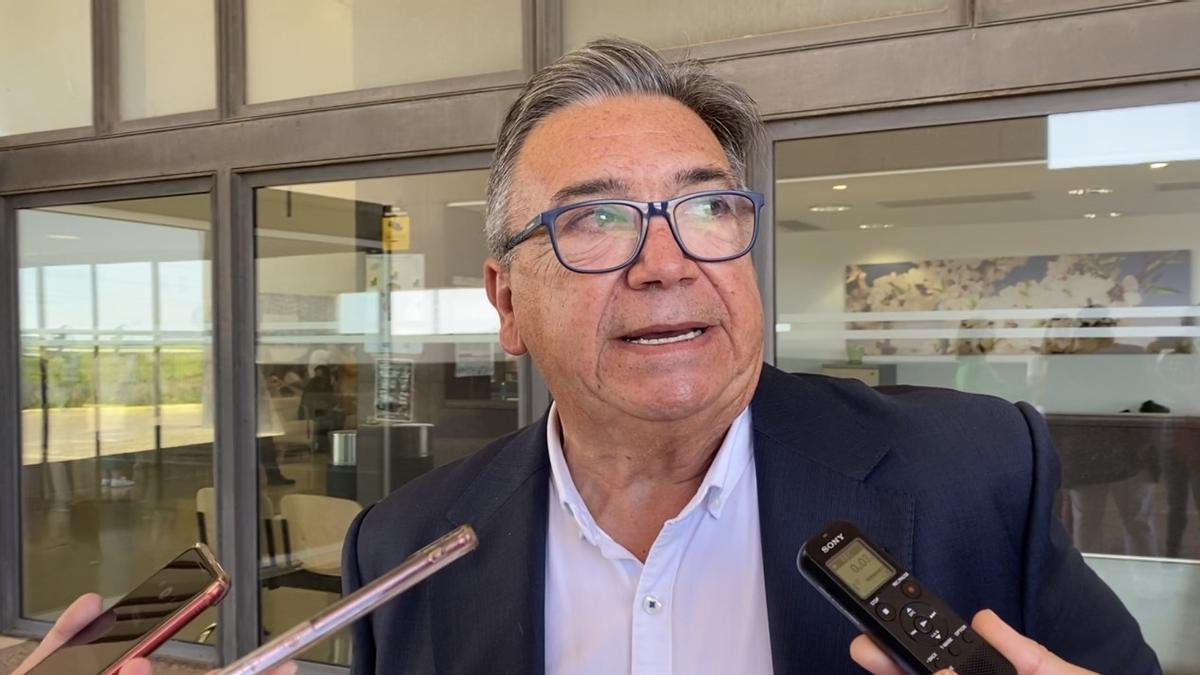 José María Ramírez, alcalde de Almendralejo, respondiendo a la problemática a las puertas del hospital.